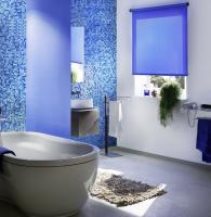 Kék színű roletta fürdőszobában